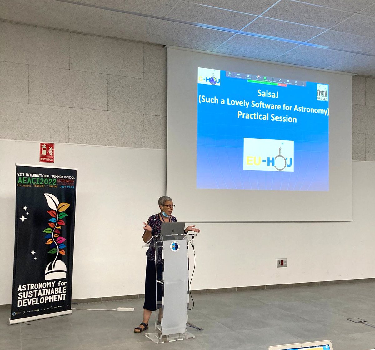 nuclio_pt's tweet photo. 📍🔭 Introduction to image processing with the @LaSciL_project - Rosa Doran (#NUCLIO)
#AEACI2022
@IAC_Astrofisica #PETeR @galileoteachers @faulkestel @SchoolsObs @IYBSSD2022 https://t.co/qSsQnasvZJ