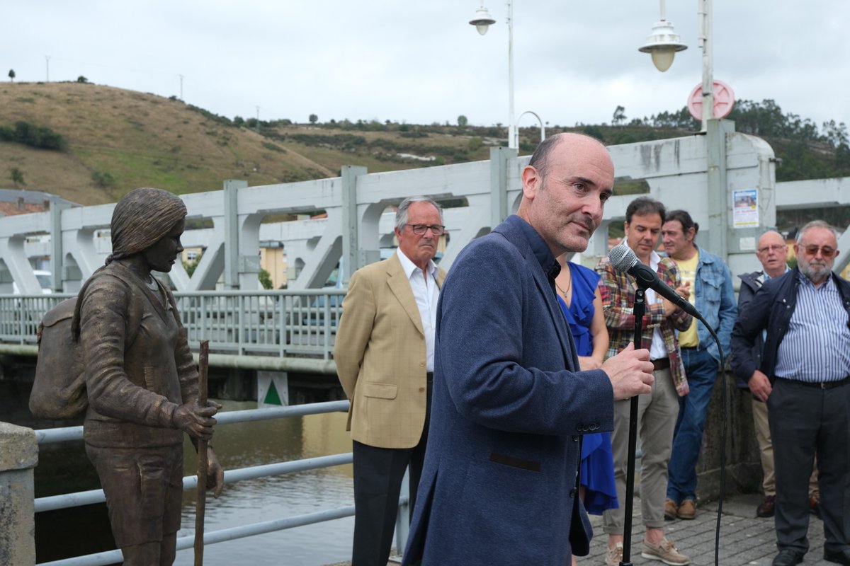 GobAsturias's tweet photo. 🎒🥾#Ribadedeva rinde homenaje al Camino de Santiago y a la figura de los peregrinos
➡️El director general de Cultura y Patrimonio, @pleongasalla, ha acudido a la inauguración de la escultura de la peregrina que desde hoy puede verse en la localidad de #Bustio https://t.co/YD9gVb54xt