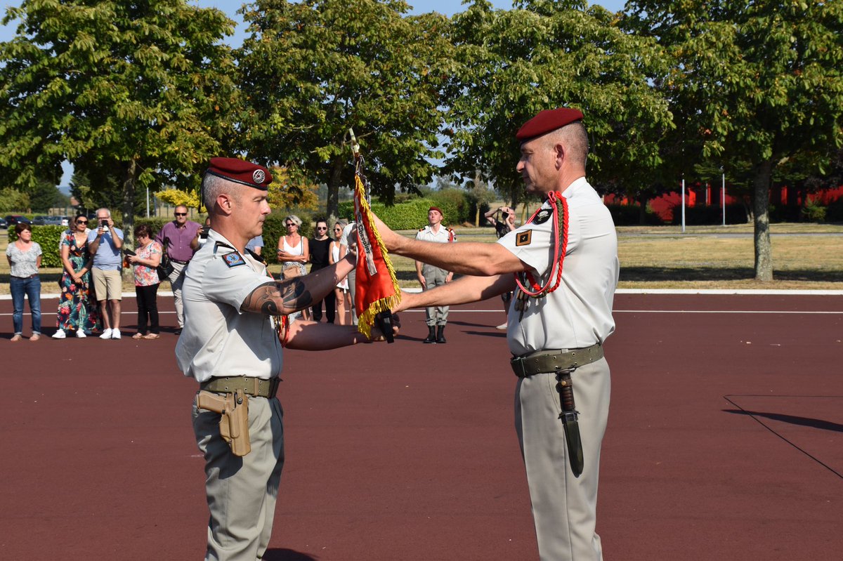 1erRCP's tweet image. La 8ème compagnie du #1RCP change de chef. Après près de 3 ans à sa tête, le capitaine Jean-Luc rend son fanion. Le lieutenant Sébastien lui succède avec pour mission de poursuivre sur la lancée d'une unité de réserve pleinement intégrée à l'active. ⚔️ 🦅

#Passcom #TradisMilis