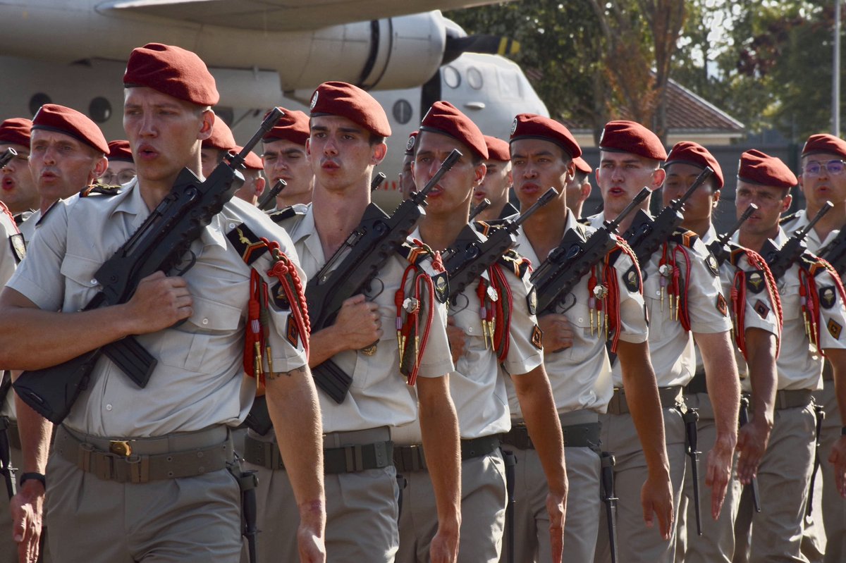 1erRCP's tweet image. La 8ème compagnie du #1RCP change de chef. Après près de 3 ans à sa tête, le capitaine Jean-Luc rend son fanion. Le lieutenant Sébastien lui succède avec pour mission de poursuivre sur la lancée d'une unité de réserve pleinement intégrée à l'active. ⚔️ 🦅

#Passcom #TradisMilis