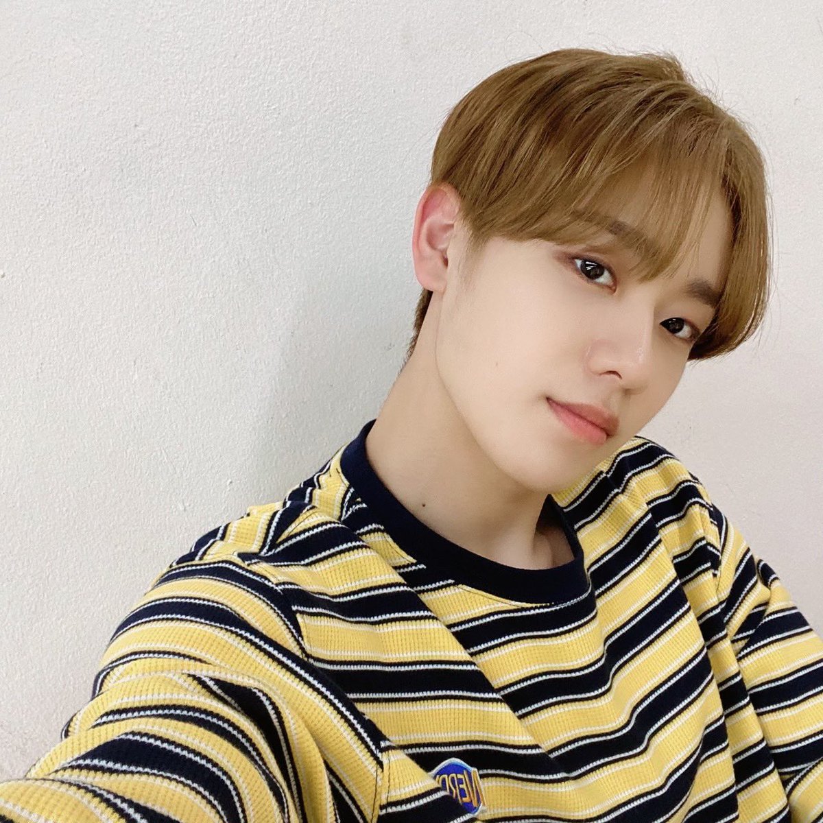 keum_fr's tweet photo. [📸] 27/06/2022 - TWITTER

[#KEUM]

« Une abeille dorée est apparue bzzz~ 🐝 »

#EPEX #이펙스 #금동현 @the_EPEX @by_EPEX 

#Liix🐥 https://t.co/1oiJTELgOI