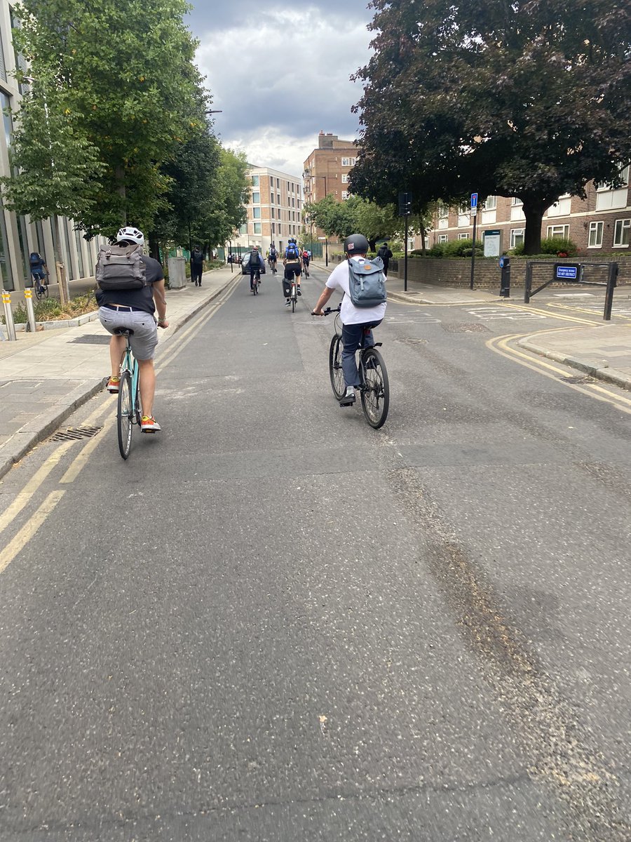francesca_kms's tweet photo. Great to see so many #cyclist on this evenings #commute, even in the rain ☔️. If you don’t travel to work by #bike, I’d highly recommend it. Looking forward to the #BruceGrove #LTNs coming in September - which will made the journey even better &amp; #safer. https://t.co/waEbaBpzjt