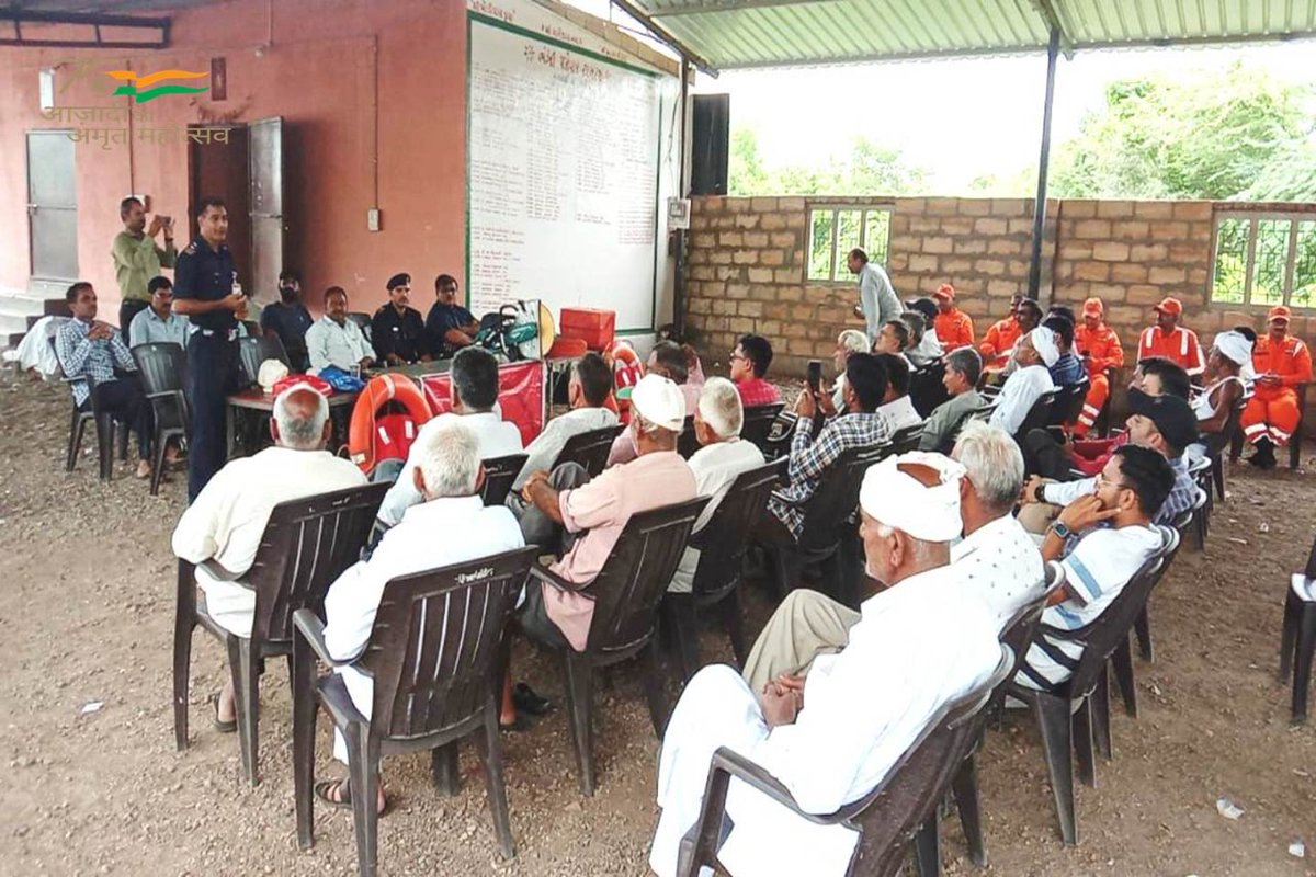 06NDRF's tweet image. #25/07/2022 #Team6NDRF
#CommunityAwarenessProgramme
💎Conducted at Bhandari Parivaar Samajh Vadi, Village- Dhudasiya,  Distt- Jamnagar #Gujarat
🇮🇳आपदा सेवा सदैव सर्वत्र🇮🇳
@NDRFHQ
@CollectorJamngr
@PIBAhmedabad
@ANI
@PTI_News
#NDRF4U