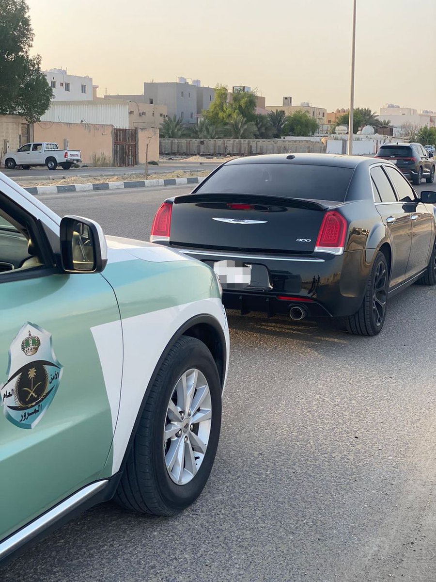 eMoroor's tweet photo. ضبط مرور المنطقة الشرقية قائد مركبة ظهر في مقطع فيديو يمارس التفحيط في مدينة الدمام معرضاً سلامة الآخرين للخطر، وتم إحالته إلى الهيئة المرورية لتطبيق العقوبات المقررة نظامًا بحقه.

⁧#المرور_السعودي https://t.co/fDPozgHxvS
