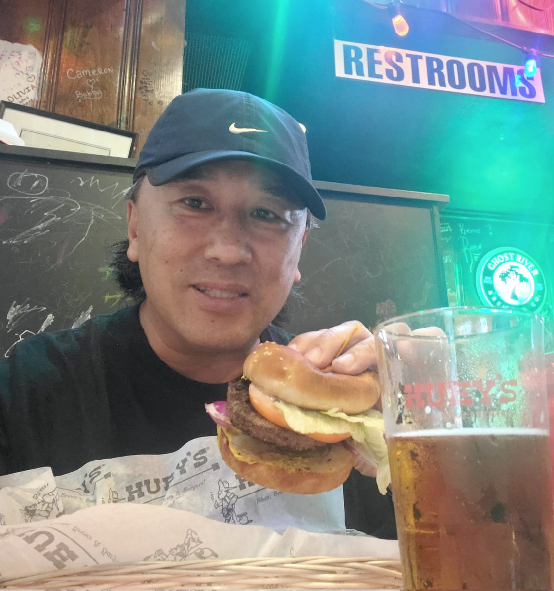 jaxster_rox's tweet photo. Had to stop at @HueysRestaurant last night for #9 on my @MemphisFlyer #FlyerBurgerWeek Tour. Their burger is always voted #1 on the Flyer's "Best of Memphis" annual poll.  They're consistently delicious! Wash one down with a cold one like me!  😋🍔🍺 https://t.co/WvfGOTKfcf