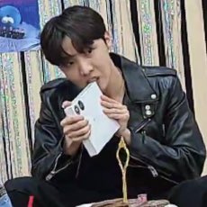 kthdetls's tweet photo. hoseok                                   a cara 
abrindo                                  do tae 
o álbum                                  vendo https://t.co/EsrZDO9WeJ