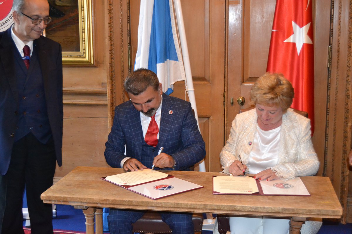 🏴󠁧󠁢󠁳󠁣󠁴󠁿🤝🇹🇷NEW collaboration to boost business &amp; trade between Scotland and Turkey announced. 

The agreement will promote trade relations, support B2B opportunities &amp; coordinate bilateral trade missions.

<a href="/TSCCI/">TSCC</a> <a href="/ScotChambers/">Scottish Chambers</a> <a href="/lizcameronscc/">Dr Liz Cameron CBE</a> 

➡️Full Story: scottishchambers.org.uk/press_policy/n…