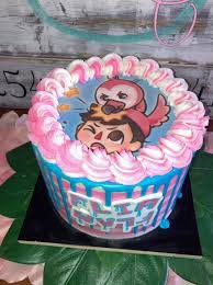 Fluttertastic's tweet image. I really need to get one of these flamingo cakes for my birthday, so creative lol. It’s honestly just a vibe now.