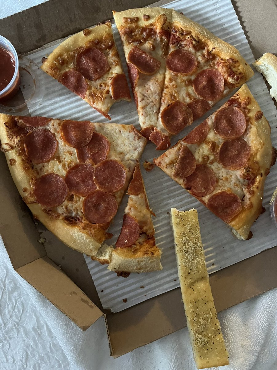 rileyrocci's tweet photo. Felt nostalgic and wanted to ignore my gluten sensitivity; ordered @pizzahut and found myself waiting over 2 hours for an incorrect, cold order and a pizza that looks like it was cut by a child. So disappointed. https://t.co/xjI9qynNgq