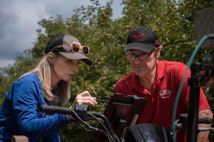 Go Jenny go! The co-founder and CEO of @VividMachines, Jenny Lemieux, is laser focused on automating crop load management in apple orchards. One of 9 pilots is with Kirk Kemp, <a href="/AlgomaOrchards/">Algoma Orchards</a>. #newtechnology
Photo by Eric Forrest

thegrower.org/news/vivid-mac…