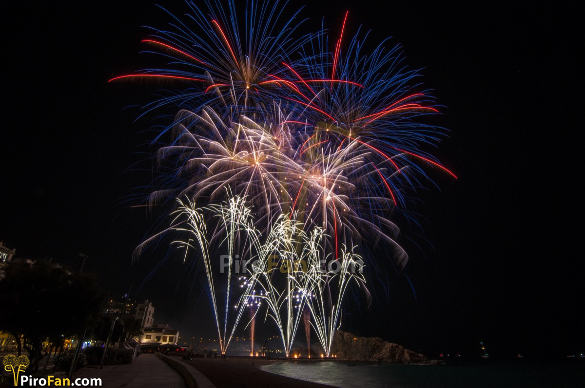 Completada la galería fotográfica del castillo de <a href="/pirovalenciana/">PirotecniaValenciana</a> en el 50 Concurso de Fuegos Artificiales de #Blanes <a href="/focsblanes/">Focs de Blanes</a> <a href="/Blanes_cat/">Ajuntament de Blanes</a> <a href="/culturafestes/">Cultura i Festes</a> @blanespromocio facebook.com/media/set/?van…