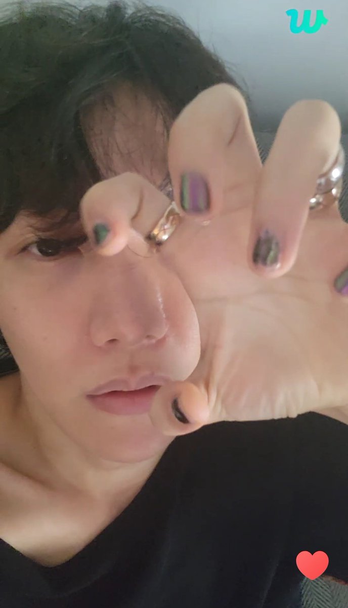 lovemazejikook's tweet photo. hobi showing off his pretty manicure🥺 https://t.co/EBB5I7Jt67