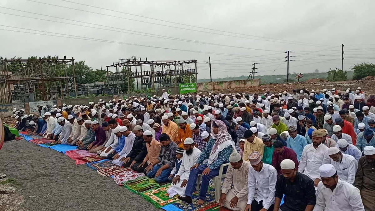 mohammedazambrs's tweet photo. @KTRTRS @KTRoffice we the Muslim minority people of maqdumnagar jagathgirigutta 126 division Quthbullapur Consistency
 sir we have been praying namaz( EIDGHA) in a open land that is un assigned  land now the HMDA &amp;HMT 
Offer are doing fencing to this land so please we all the https://t.co/X7lVoTWDUB