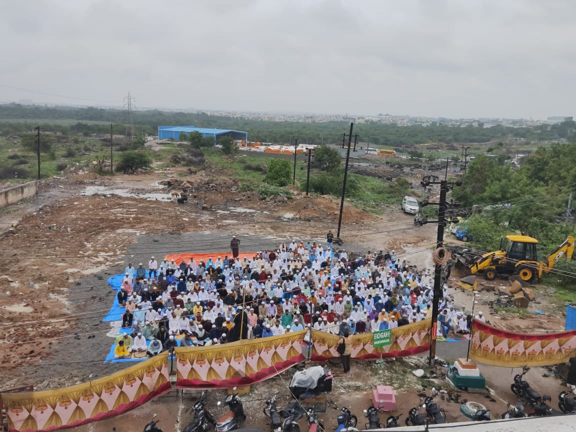 mohammedazambrs's tweet photo. @KTRTRS @KTRoffice we the Muslim minority people of maqdumnagar jagathgirigutta 126 division Quthbullapur Consistency
 sir we have been praying namaz( EIDGHA) in a open land that is un assigned  land now the HMDA &amp;HMT 
Offer are doing fencing to this land so please we all the https://t.co/X7lVoTWDUB