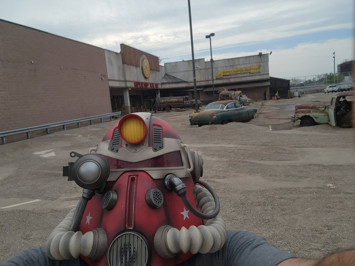 redwing2283's tweet photo. #fallouttvshow on #StatenIsland @Fallout having a little fun by the set https://t.co/OHoLzUIDDS