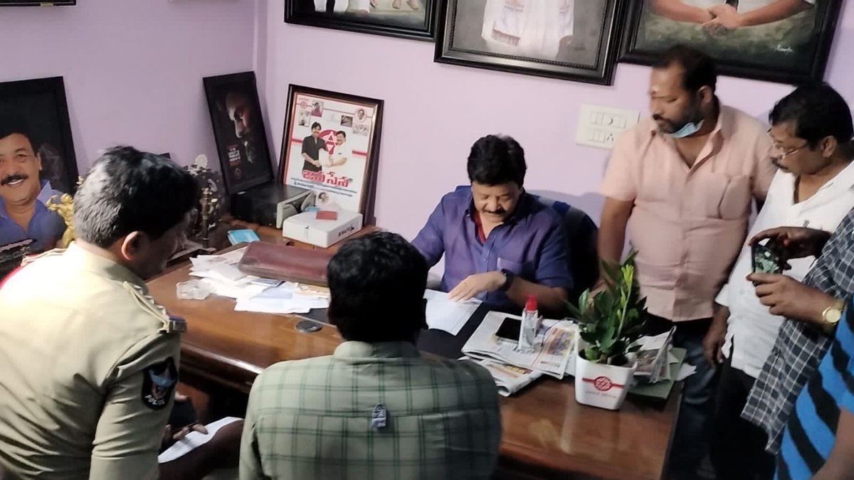 JanaSenaParty's tweet photo. వరద బాధితులకు రూ.10వేలు చొప్పున ఆర్థిక సాయం ఇవ్వాలని కోరుతూ ముఖ్యమంత్రికి జనసేన పక్షాన విజ్ఞాపన పత్రం ఇస్తామని తెలిపిన పార్టీ తూర్పు గోదావరి జిల్లా అధ్యక్షుడు శ్రీ కందుల దుర్గేశ్ ను కొద్దిసేపటి క్రితమే హౌస్ అరెస్టు చేసిన పోలీసులు.
#విజ్ఞాపనపత్రానికీభయమేనా? https://t.co/mkSDliX8Fh