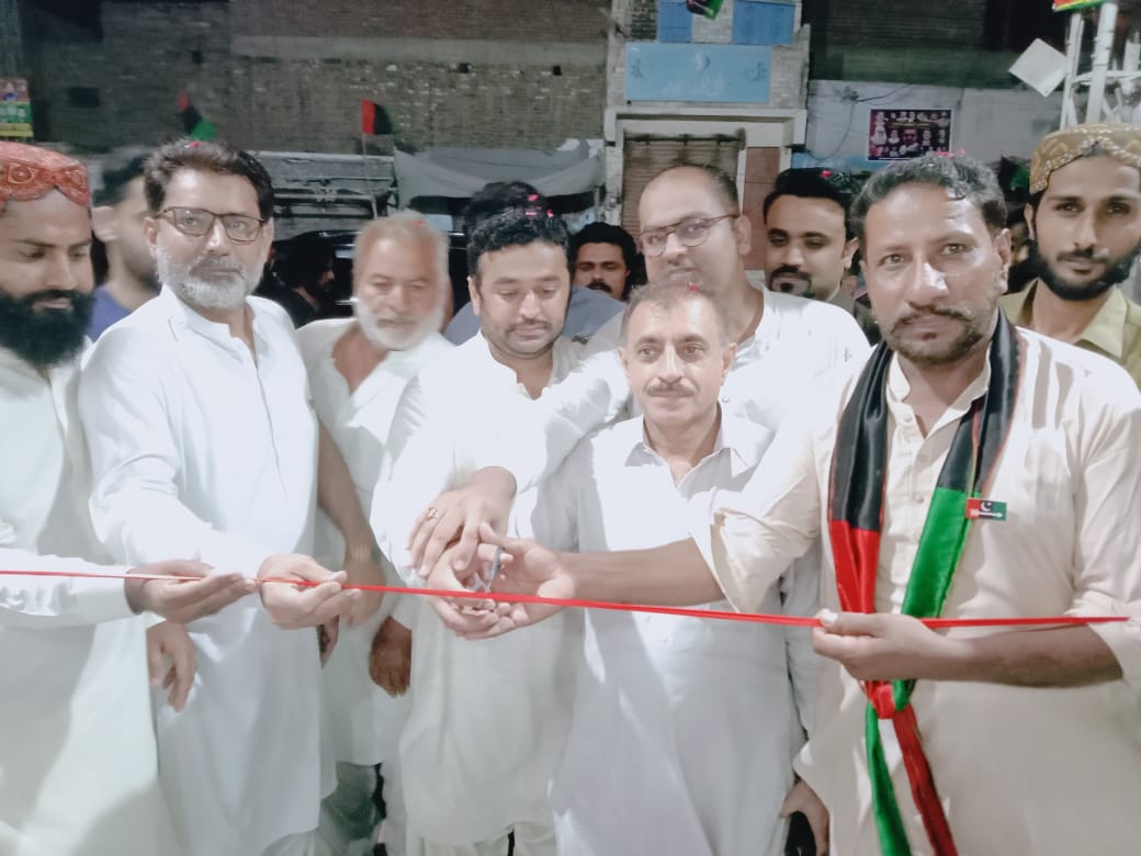 abbasijan713's tweet photo. سابق چیئرمین ایم سی قاسم آباد کاشف شورو صاحب، امیدوار براۓ چئیرمین ٹاؤن نیرون کوٹ منٹھار جتوئی نے صائمہ پلازہ یوسی-16 کے الیکشن آفس کا افتتاح کیا۔ اس موقع پر امین پنیارو، نواب نومی، نواب نظام اور دیگر پارٹی کارکنان بڑی تعداد میں موجود تھے۔
#TeerPayThappa #PSFHyd #UC16 https://t.co/WpMVFE5Meq