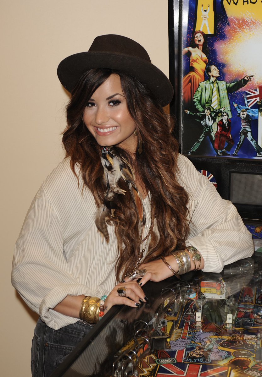 demithrowbackz's tweet photo. 11 years ago today, Demi Lovato visited the Y100 Miami studios in Miami, Florida (July 25, 2011). https://t.co/Nk1Uj5l1Zr
