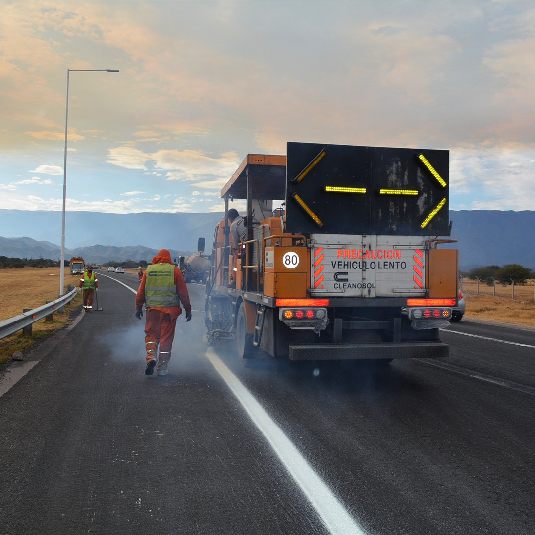 VialidadNac's tweet photo. En #Catamarca avanzamos con trabajos de demarcación horizontal de eje y bordes sobre un tramo de 17 km de la RN38 que terminamos de repavimentar. 

#Primerolagente #90añosdeVialidadNacional #90añosconectandocaminos #Conectandocaminos https://t.co/mllaOrOkyg