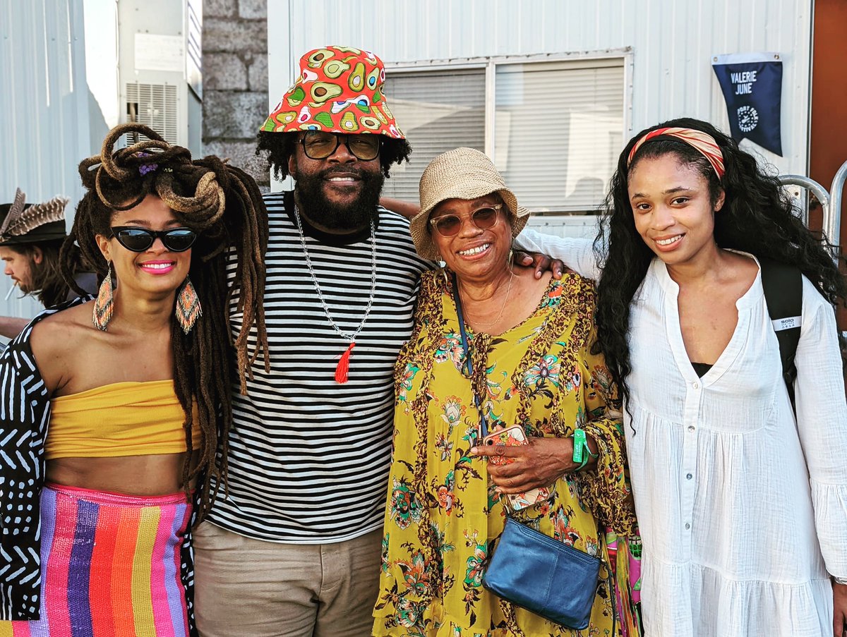 we rooting for everybody black @newportfolkfest ! 🖤✊🏾

cc: @thevaleriejune @questlove 

#folkfamily #newportfolk2022