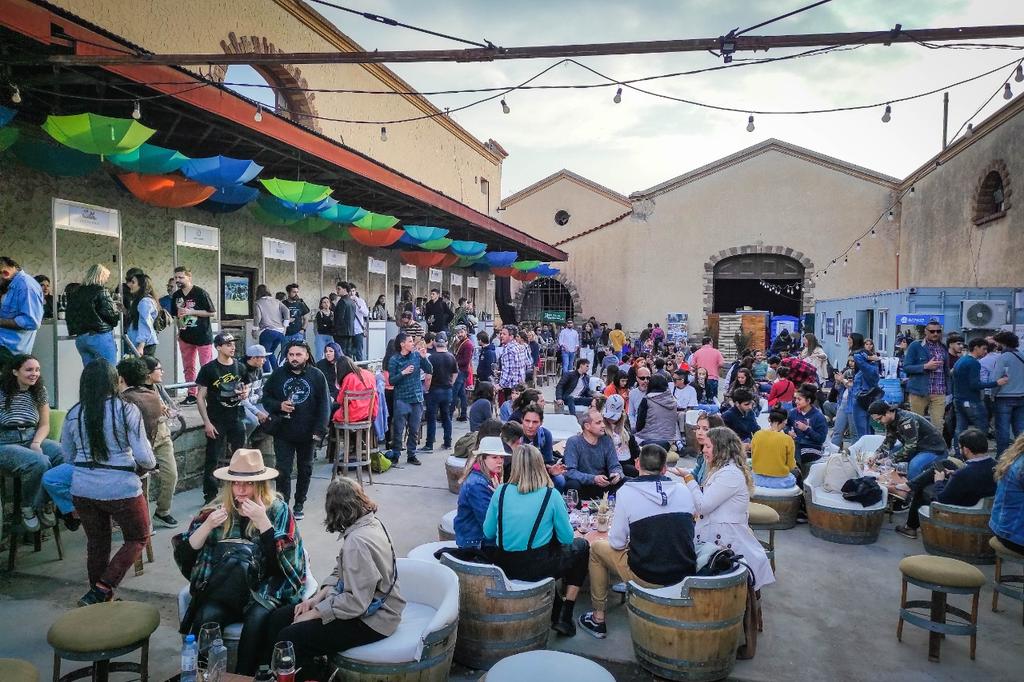 BaigorriaLuuly's tweet photo. Participamos de la segunda Edición de "Vinito Club" en la ex bodega Arizu. 
Presenciamos a 16 bodegas en degustación y bandas que nos deleitaron con su genial música ✨

#culturaeindústriascriativas #godoycruz #arizu #vinosargentinos https://t.co/i1J2ZitzOJ