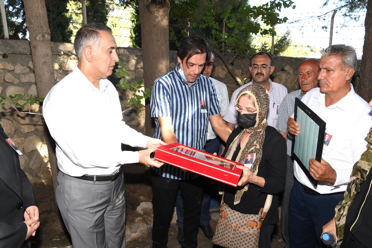 mahmutcuhadar4's tweet photo. Akciğer kanseri hastalığı dolayısıyla dün ikamet ettiği Mersin’de vefat eden 1974 Kıbrıs Barış Harekâtı Gazilerimizden 73 yaşındaki Emekli Astsubay Mehmet Eraslan’ı düzenlenen törenle Besni ilçemizde son yolculuğuna uğurladık.

Kahraman gazimizin ruhu şad, mekânı cennet olsun. https://t.co/xQRHCQL2Jx