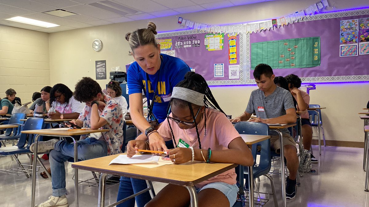 HillsboroughSch's tweet image. WELCOME TO THE DRAGON&apos;S DEN! 🐉

@Tampajhs/@jhsmagnet&apos;s C/O &apos;26 got a sneak peek of their new school today. As part of their 3-day FAST Camp, students will rotate between different classrooms, meet with teachers from various subjects, &amp;amp; take part in fun ice-breaker activities.