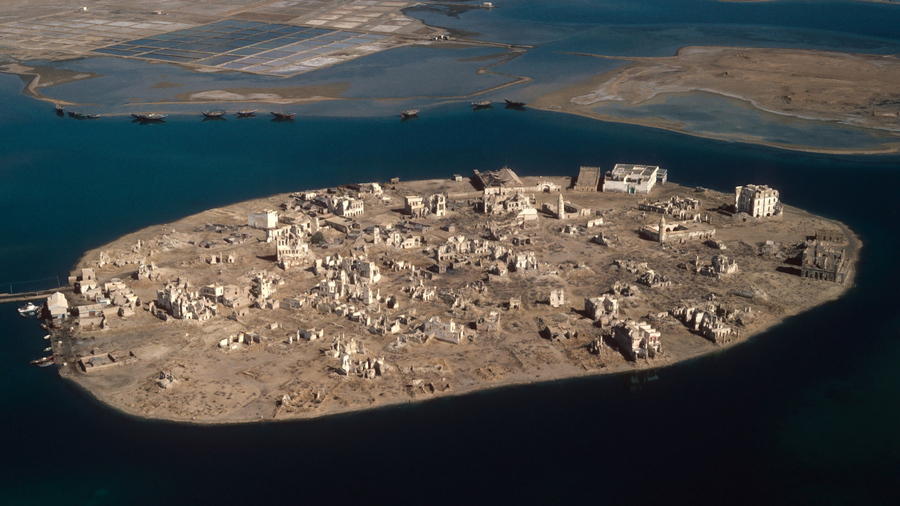 Maribel02456134's tweet photo. La ville de #Suakin, au nord-est du #Soudan, est un site d'une importance historique exceptionnelle et un port vital de la mer Rouge depuis l'antiquité égyptienne. Désormais, la vieille ville de corail est en ruine, ayant été désertée ces dernières années. #histoire https://t.co/woXRrmBy14