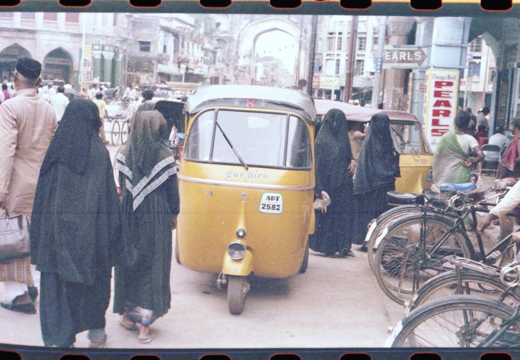 beulahelephant's tweet photo. 🇮🇳 India: Tuk tuk 🛺 #carrollhardylong #louannlong #methodistmissionaries #alonglegacy #umc #unitedmethodistchurch #medicalmissionaries #johnsoncitytennessee #travels #slidefilm #35mm #photography #kodachrome #ektachrome #ansochrome #gaf #pappyandgran… https://t.co/trn31E5qiu https://t.co/wMMpfy3vAt