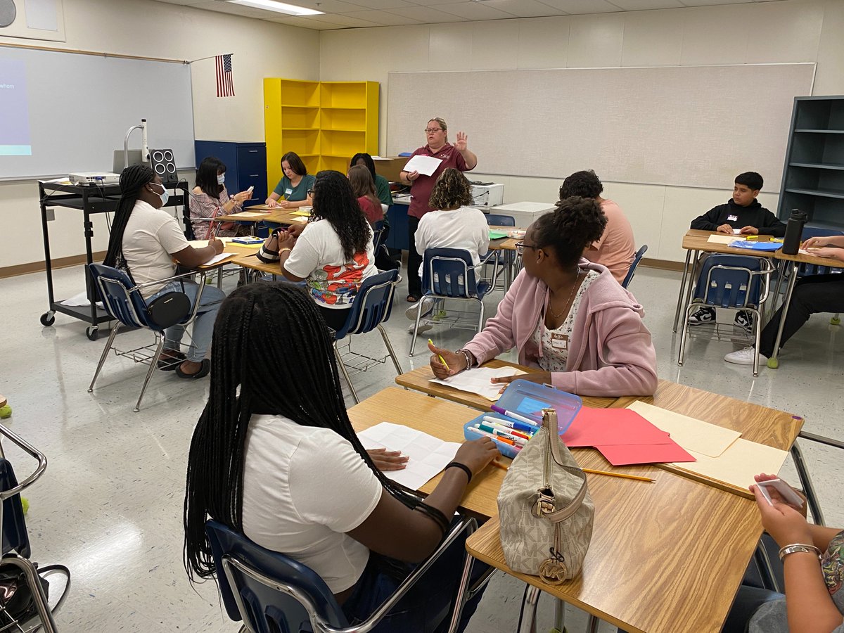 HillsboroughSch's tweet image. WELCOME TO THE DRAGON&apos;S DEN! 🐉

@Tampajhs/@jhsmagnet&apos;s C/O &apos;26 got a sneak peek of their new school today. As part of their 3-day FAST Camp, students will rotate between different classrooms, meet with teachers from various subjects, &amp;amp; take part in fun ice-breaker activities.