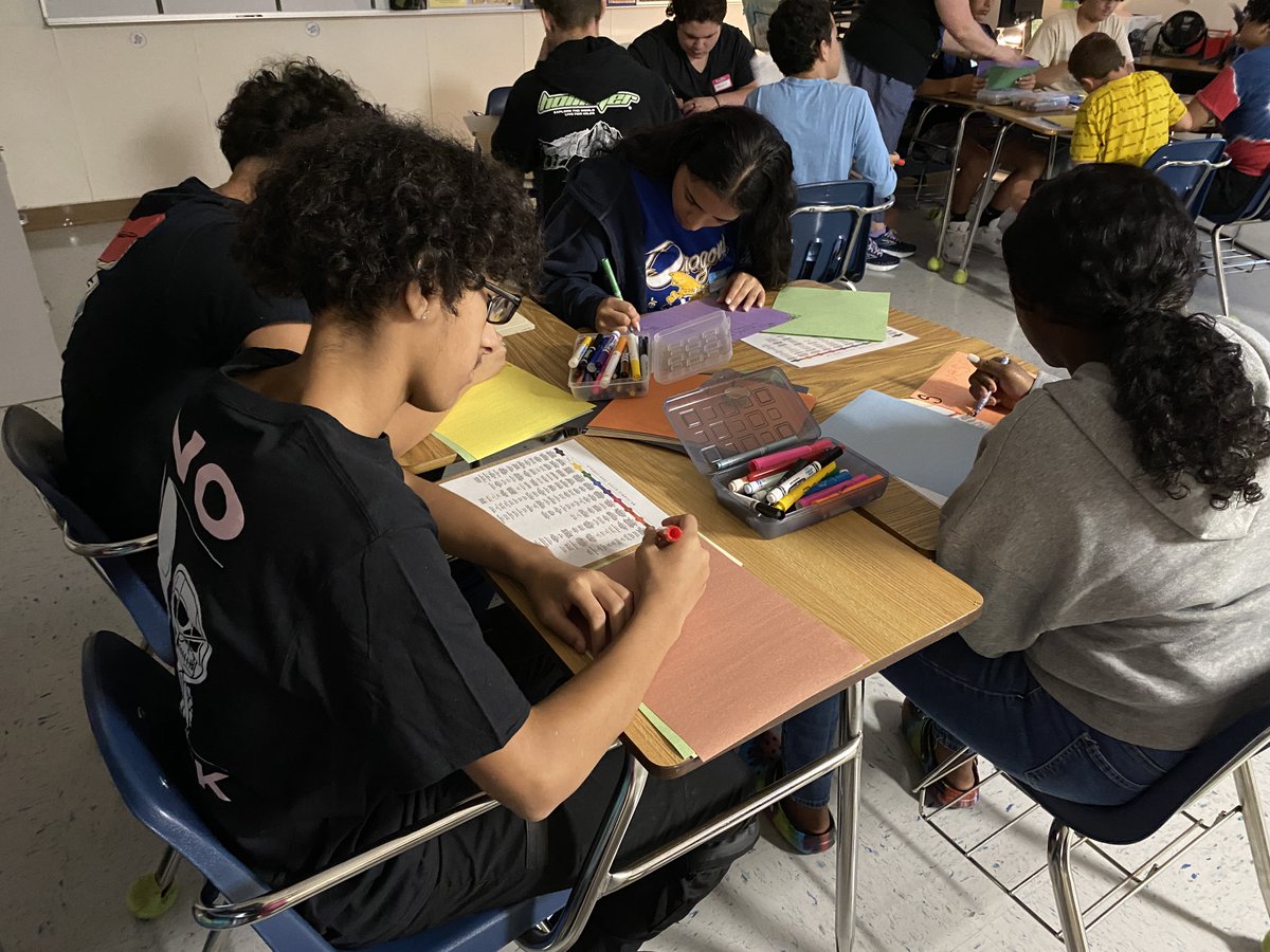 HillsboroughSch's tweet image. WELCOME TO THE DRAGON&apos;S DEN! 🐉

@Tampajhs/@jhsmagnet&apos;s C/O &apos;26 got a sneak peek of their new school today. As part of their 3-day FAST Camp, students will rotate between different classrooms, meet with teachers from various subjects, &amp;amp; take part in fun ice-breaker activities.