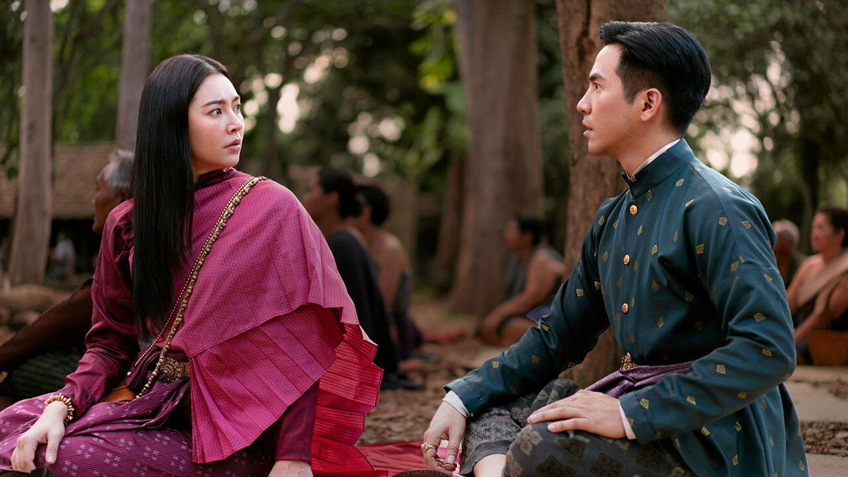 #บุพเพสันนิวาส๒ | ๑ ในหนังไทยที่เกินความคาดหมายมากในปีนี้ เราหลงใหลในความปราณีตและความละเมียดในงานสร้าง บทภาพยนตร์ทำให้เราสัมผัสได้ถึงจิตวิญญาณของพ่อภพ และแม่เกสรจริง ๆ หนังมีหมัดฮุกที่ทำเอาน้ำตารื้นเพราะความปีติ เป็นงานที่สัมผัสได้เลยว่าผู้กำกับใช้ใจลงไปในผลงานจริง ๆ | #บุพเพ๒