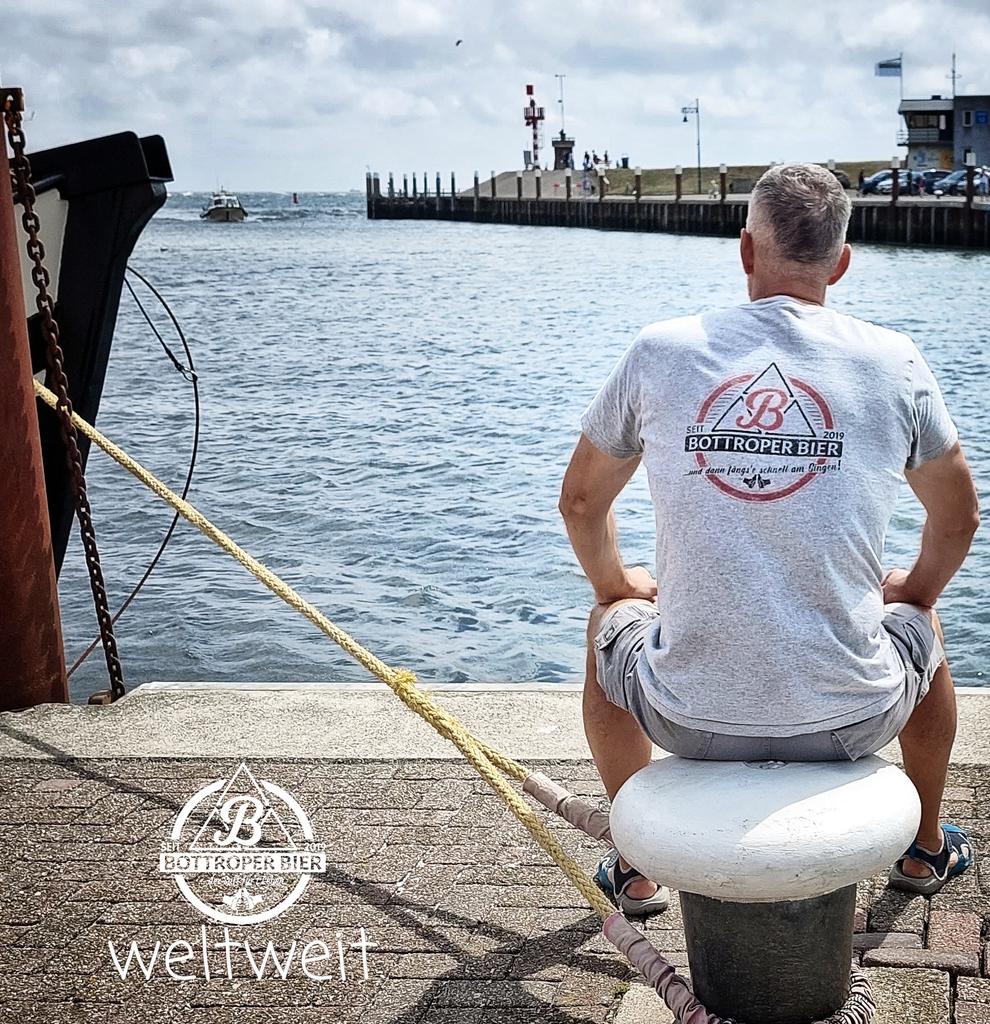 BottroperBier's tweet photo. Den Blick zum Horizont, mit vielen Ideen im Kopf, grüßt Venne aus Holland mit einem Foto für "BOTTROPER BIER - weltweit". 
Wir sagen, besten Dank dafür. Wir freuen uns über jeden Schnappschuss. Schickt uns Fotos, egal, ob vom eigenen Balkon oder von der Weltreise. https://t.co/vSdEO4I8r6