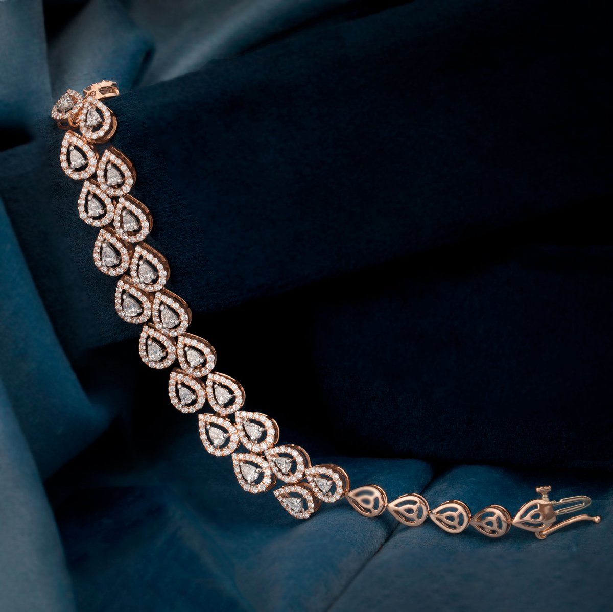 DiamondMela's tweet photo. Crafted with magnificence &amp; splendor
SKU#DM001WBRFLB0017
#diamondbracelet #tennisbracelet #exclusivebracelets #peardiamonds #rosegoldbracelets  #flexibledesigns #realdiamonds #jewelleryaddict  #realdiamondbracelet #tennisbraceletcollection #morethan30000products #igicertified https://t.co/dc8Wo6yC9r