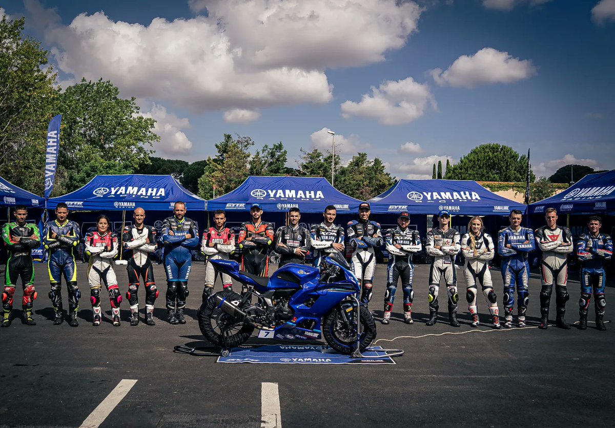 JuditFlorensa's tweet photo. ¿Conocéis la #R7Cup de #Yamaha? Es una copa para todos los públicos –de +16 años-, de esp��ritu amateur y basada en la igualdad mecánica. Un formato ideal para sentir la adrenalina de la competición, a bordo de una R7 y con el objetivo de disfrutar como un niño en un entorno 🔝 https://t.co/ozW39FuLXh