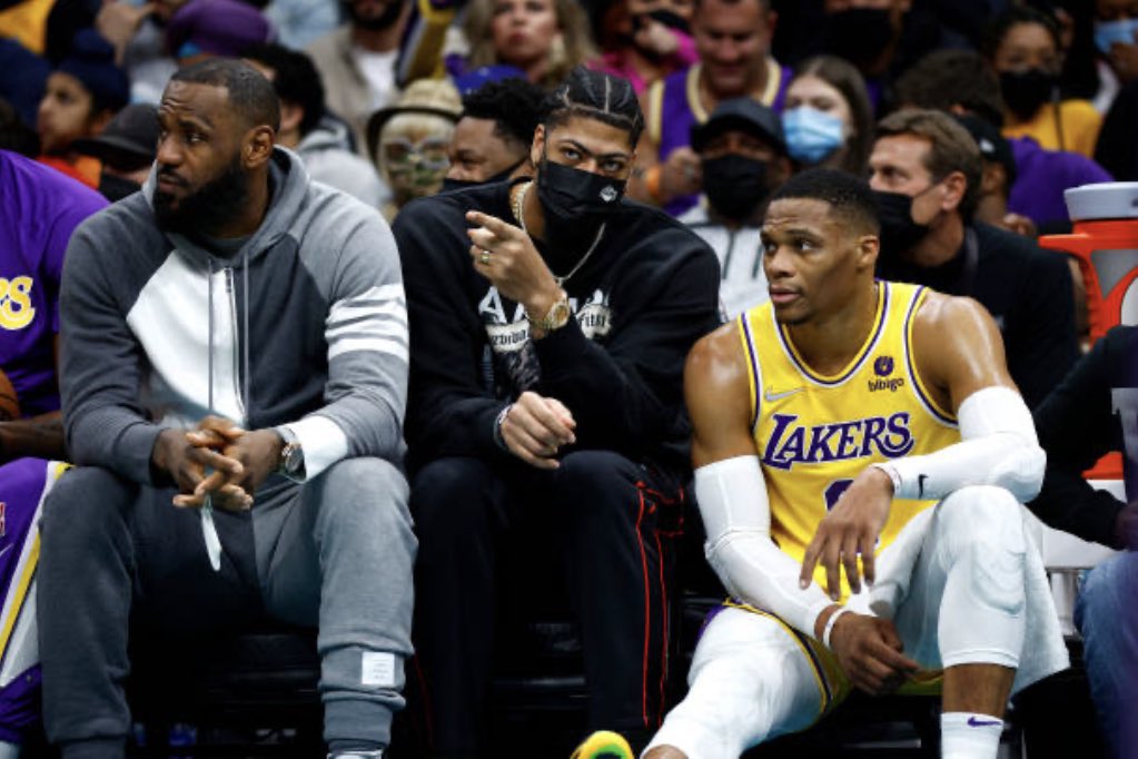 WhyNotBr0die2's tweet photo. AD and Bron misses half the season and Russ gets the blame smh https://t.co/OfVyaxXVfZ