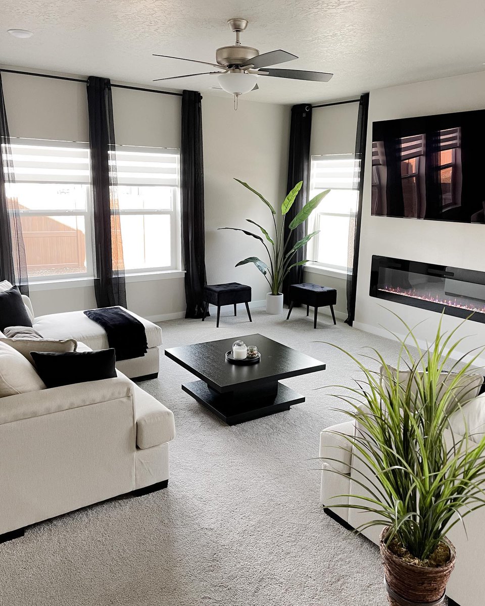 morfurniture's tweet image. Clean contrast.#sofas #sofachaise #livingrooms

Shop The Passport Reversible Sofa Chaise:cur.lt/lgvoghxik