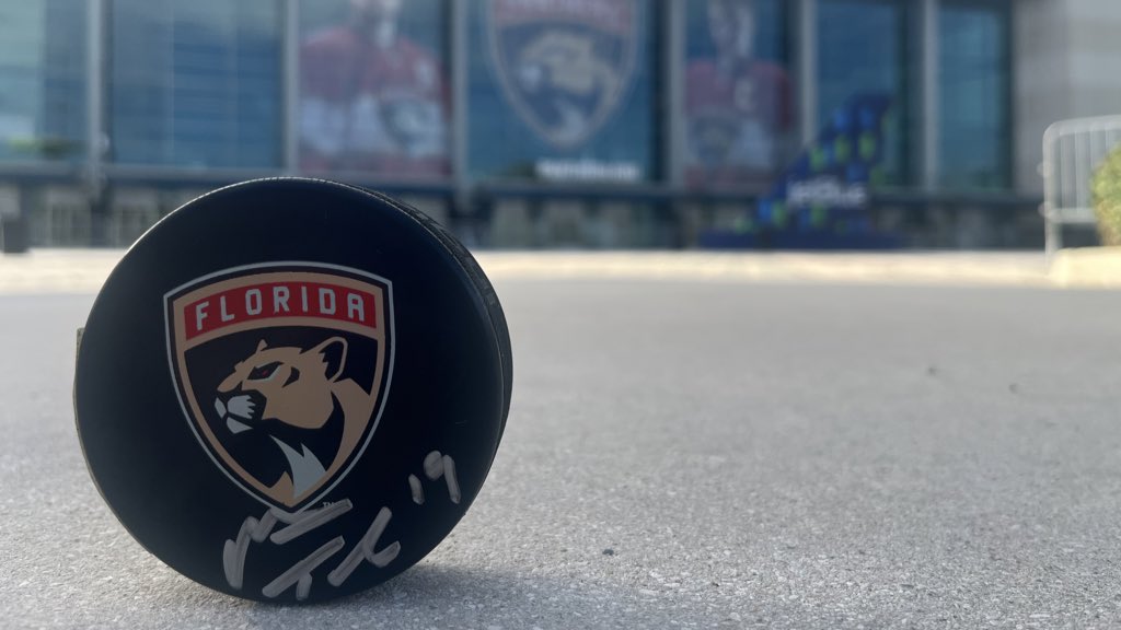 FlaPanthersGame's tweet image. How do you win a puck signed by Tkachuk? 

1️⃣: Follow
2️⃣: Retweet 

We’ll pick one lucky winner on Friday.