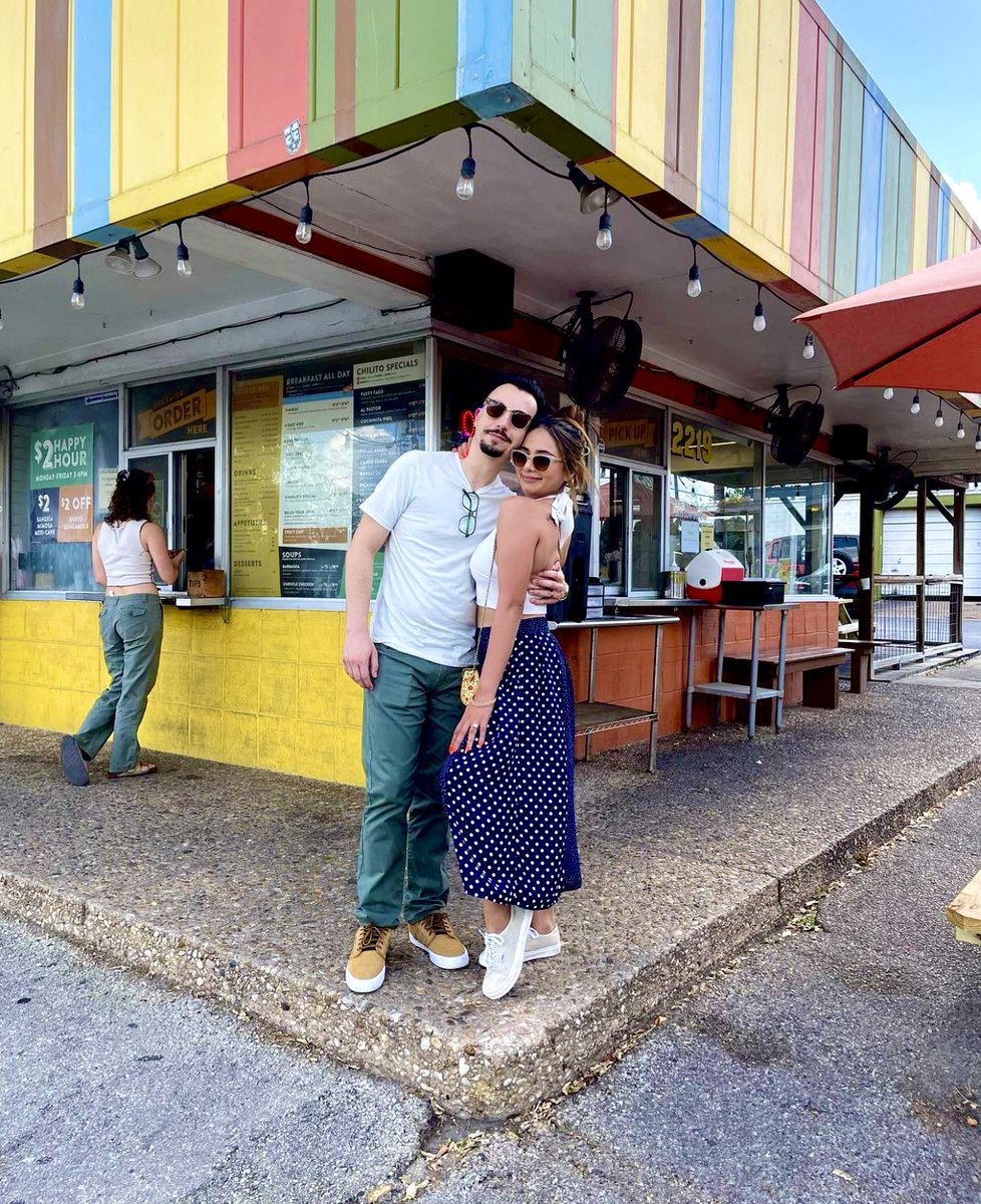 ElChilito_ATX's tweet photo. There’s nothing better than a good friend … except a good friend with tacos. https://t.co/knU49yVv83