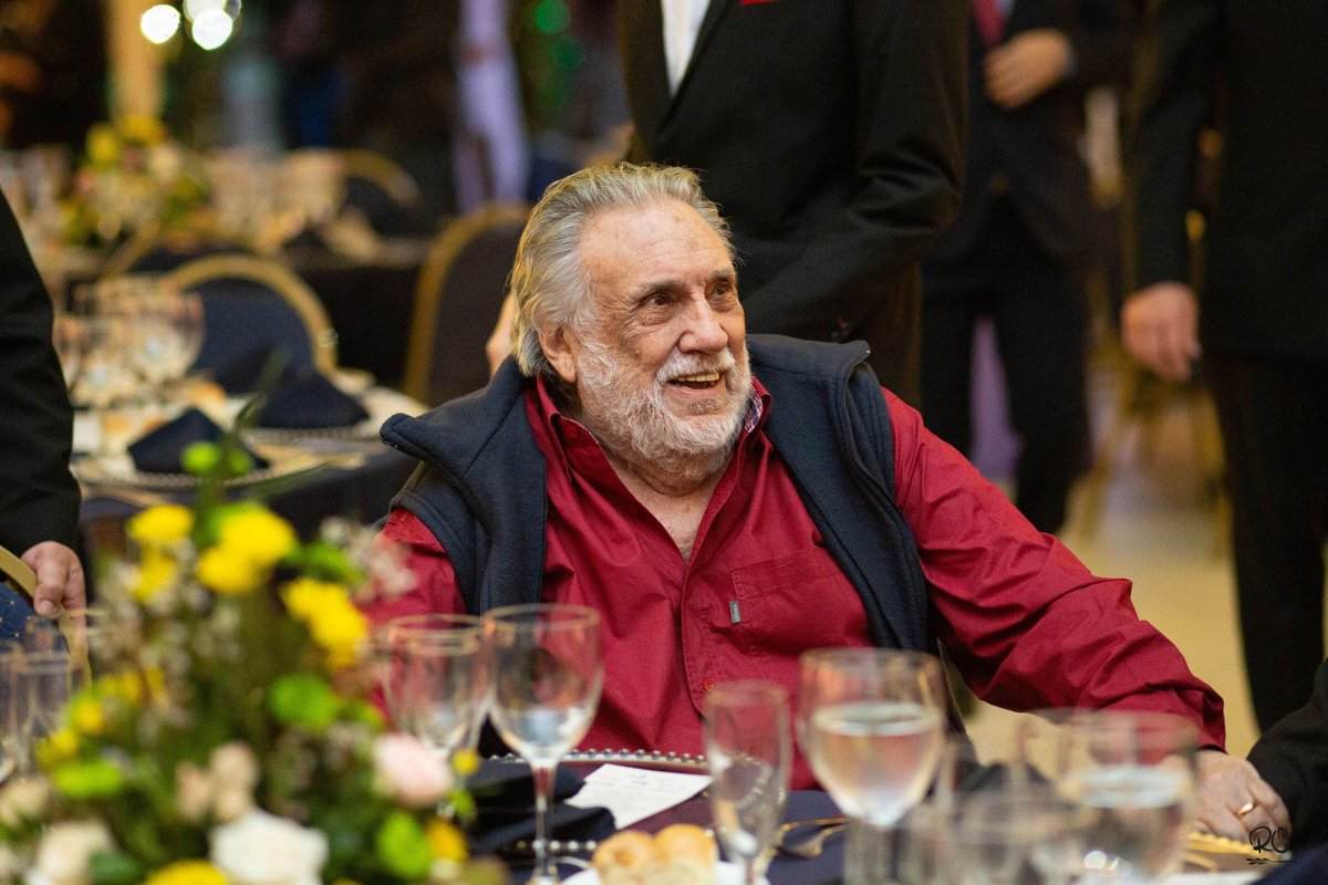 No hay manera de describir el enorme legado que dejaste en tantas generaciones, que vieron en vos el ejemplo y el coraje de hacer lo imposible.

Siempre te recordaremos con una de tus frases favoritas: ''Los árboles mueren de pie''

QEPD, Querido Humberto.