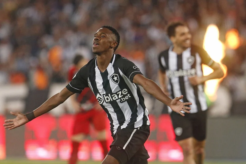 NoticiasBFR's tweet photo. Botafogo está resguardado em contrato e vai adquirir Jeffinho em definitivo 

#NoticiasBFR 

https://t.co/TSz5RiUCyl 

Foto: Vítor Silva/Botafogo https://t.co/KF4L4rc2S6