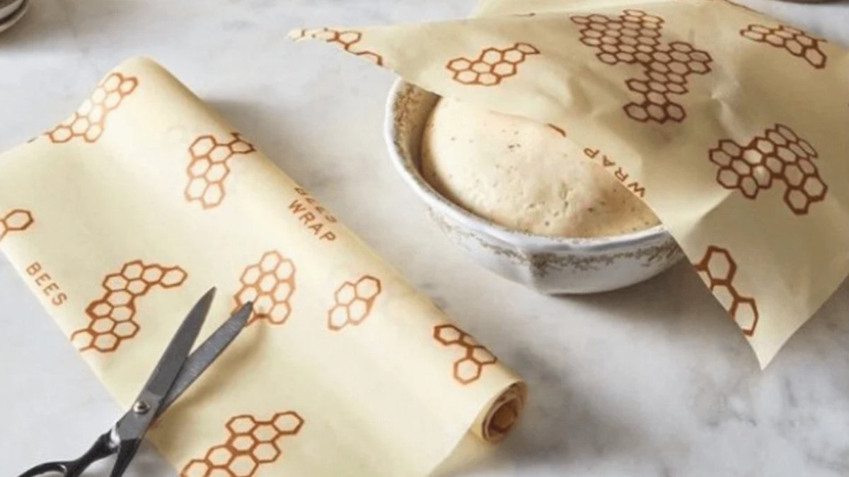 EcoSeezy's tweet photo. In the past 6 months nearly 80 million Americans have used at least 1 roll of plastic wrap. At purchase time it's more expensive but over the long run Beeswax wrap is cheaper than plastic and can be reused. Give it a chance: https://t.co/qTgJPy2ntn https://t.co/ZSIczlvfnk