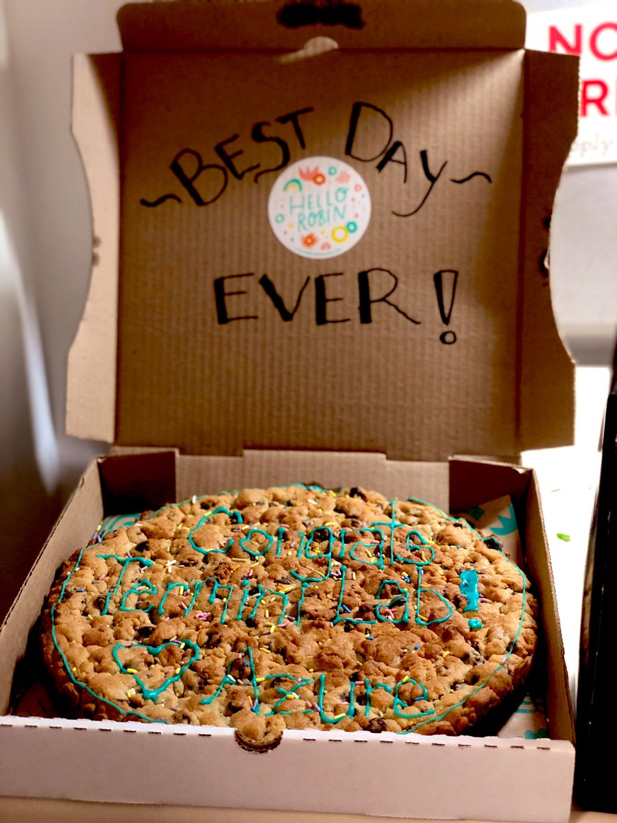 And a big thanks to <a href="/AzureBiosystems/">Azure Biosystems</a> for the incredibly tasty cookie cake from <a href="/HelloRobinCooks/">Hello Robin</a> ... I can’t wait for someone else in Seattle to host a lab warming so I can show up with one of these! Means so much to be supported by our reps ♥️ 🧫