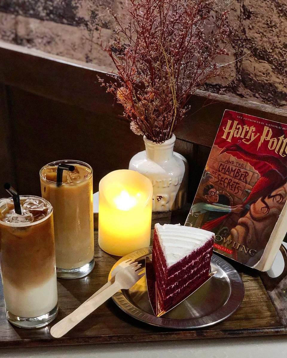 se0ulsearcher's tweet photo. I saw something incredible on this lovely #magicalmonday! 🧙‍♂️✨
.
.
.
But the most important question: Which Hogwarts house do you belong to? 🦁🐍🐦🦡 #teamravenclaw for the win! 💙✊
.
.
.
#korea #seoul #foodie #coffeeshop #cafe #coffee #harrypotter #se0ulsearcher https://t.co/X9aJCqcTTT