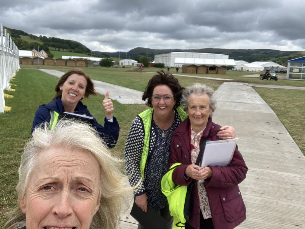 RhiannonTanlan's tweet photo. Wedi bod ar y maes ac yn y pafiliwn am y tro cynta heno @eisteddfod #Ceredigion2022 #4diwrnodifynd #cyffro https://t.co/jLZWHUmE6y