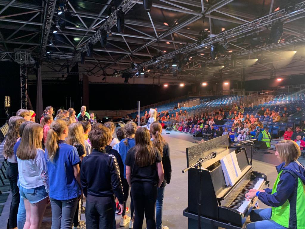 RhiannonTanlan's tweet photo. Wedi bod ar y maes ac yn y pafiliwn am y tro cynta heno @eisteddfod #Ceredigion2022 #4diwrnodifynd #cyffro https://t.co/jLZWHUmE6y