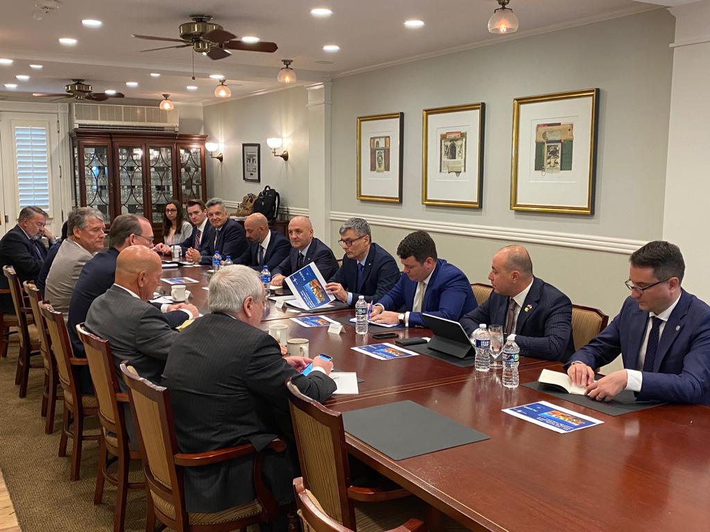 RRInternational's tweet photo. Ministrul Energiei, Virgil Popescu @vpopescu68, se află în Statele Unite, unde discută despre dezvoltarea #programului #nuclear civil şi întărirea #parteneriatului strategic în domeniul #energiei. https://t.co/H548y0U1nN