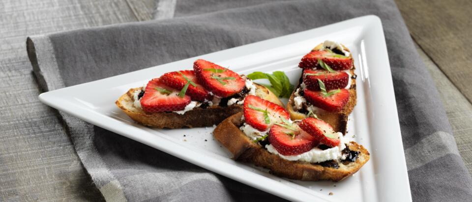 FoxyProduce's tweet image. Our Strawberry 🍓Balsamic Crostini 🥖with Basil recipe is a delicious pairing of flavors.  
Use this link👉 foxy.com/recipes/balsam… for recipe details.