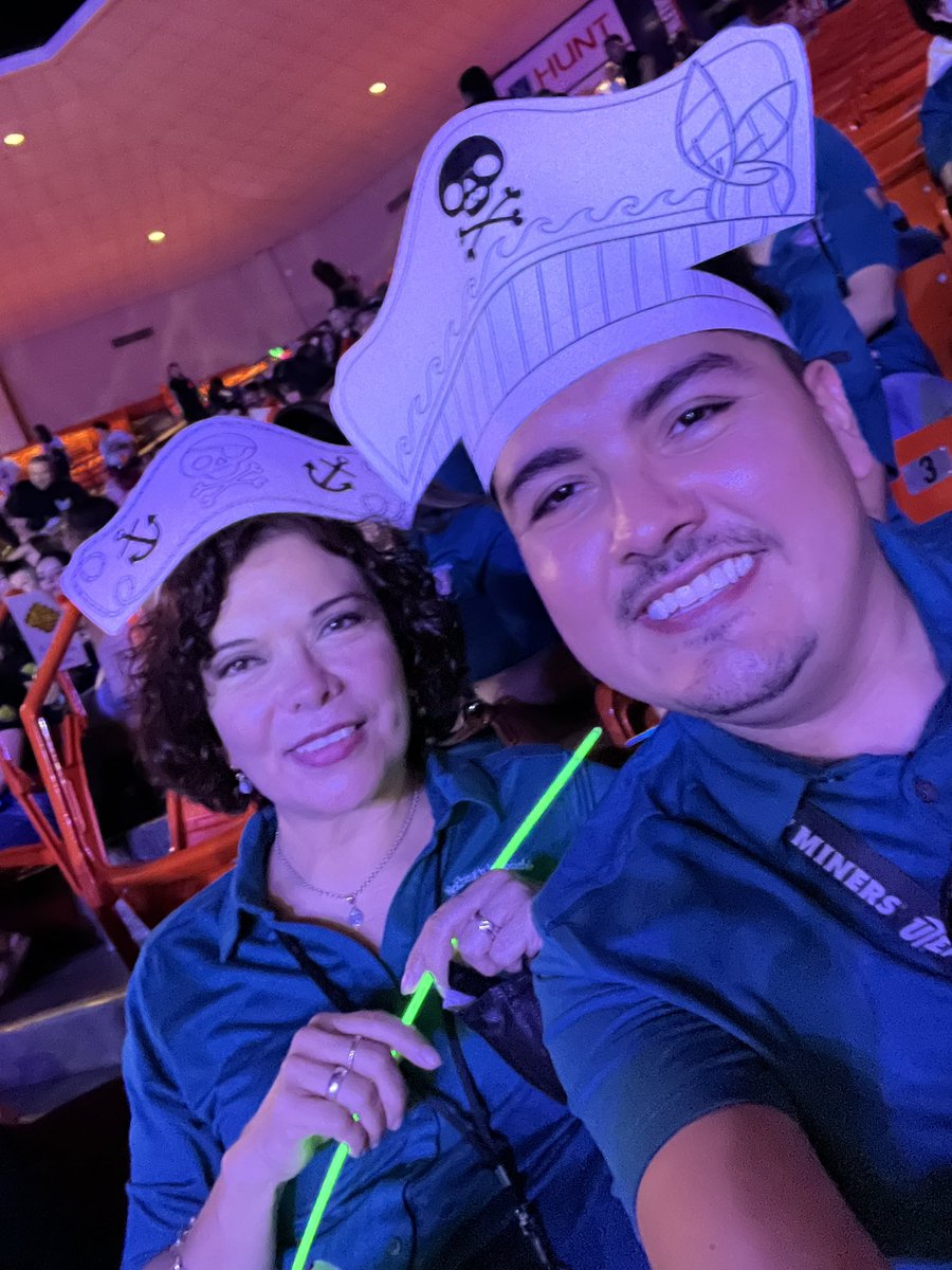 #TeamSISD Convocation ready with the partner! Ready for a new school year 22-23!  #NothingisImpossible #AdelanteconCorazón  ❤️💙