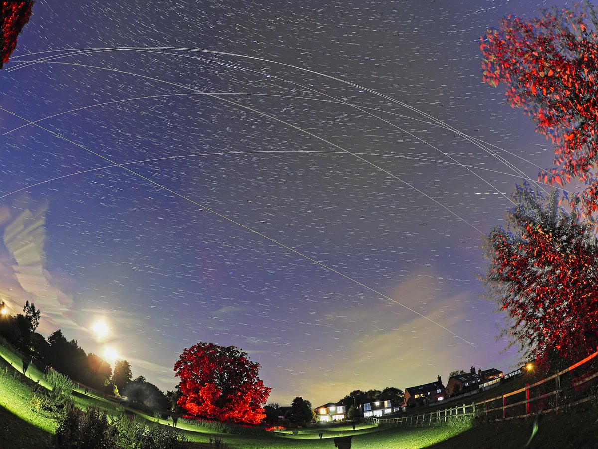 July #ISS flybys are waning, it’s been a cloudy finish to an excellent month of night sky sightings.
Managed 7 decent 📷 flybys (single composite). Not my best but 😎 nonetheless 👌

Here’s how I did it - 

markhumpage.com/Night-Sky/Sky-…

⁦<a href="/VirtualAstro/">VirtualAstro</a>⁩ 
⁦<a href="/OlympusUK/">OM Digital Solutions</a>⁩